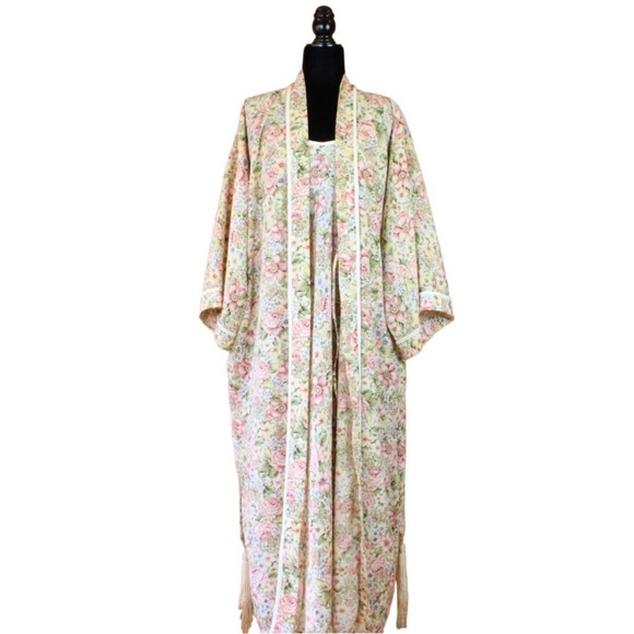 Vintage Diamond Tea Nightgown & Robe Set
Floral - Picture 1 of 14